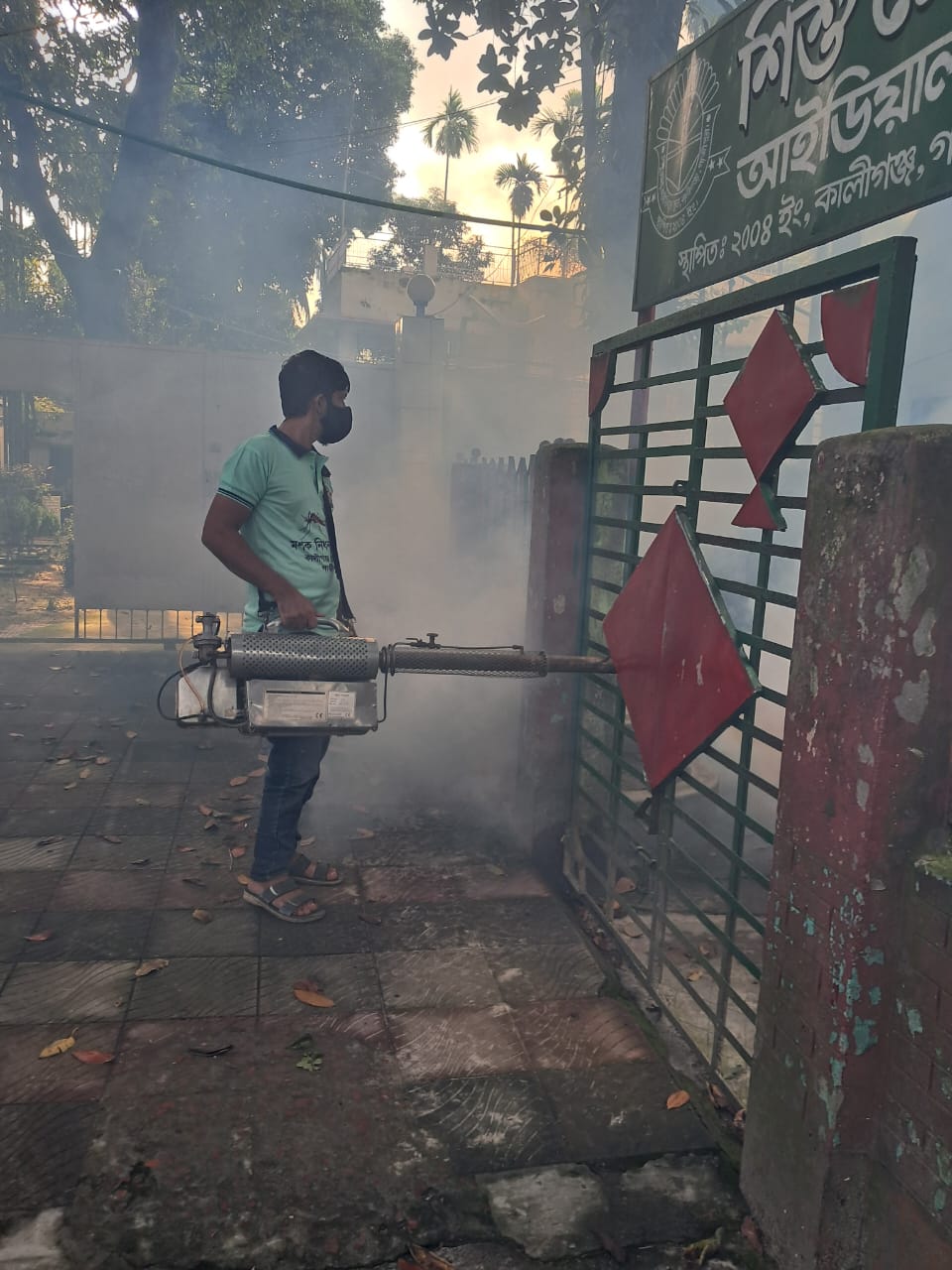 ডেঙ্গু প্রতিরোধে পৌরসভার বিভিন্ন স্হানে মশার ঔষধ ছিটানো হয়